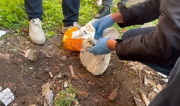 Samsun Canik'te evin bahçesinde uyuşturucu bulundu