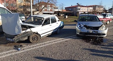 Samsun Çarşamba'da iki otomobil çarpıştı! 1 kişi yaralandı