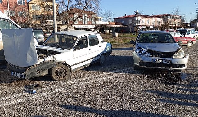 Samsun Çarşamba'da iki otomobil çarpıştı! 1 kişi yaralandı
