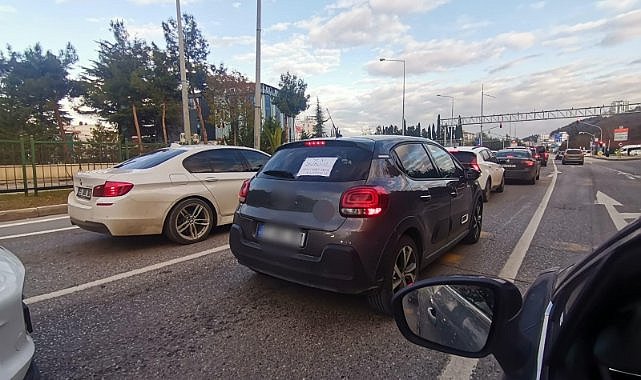 Samsun'da acemi sürücü arabasının arkasına yazdığı yazı ile trafiğe çıktı