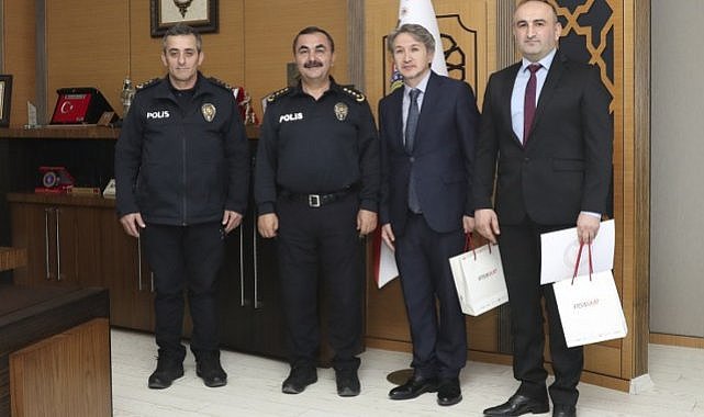 Samsun'da araç hırsızını yakalayan polislere ödül