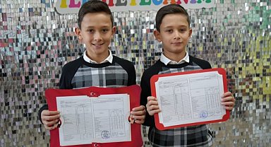 Samsun'da aynı okuldaki 16 ikizden karne sevinci