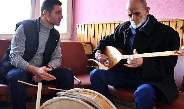 Samsun'da Bayram amca söylüyor, yaşılar moral buluyor