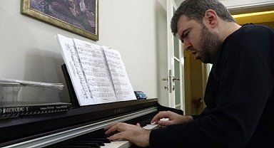 Samsun'da otizmli Bahadır Kavaklı kendi kendine piyano çalmayı öğrendi