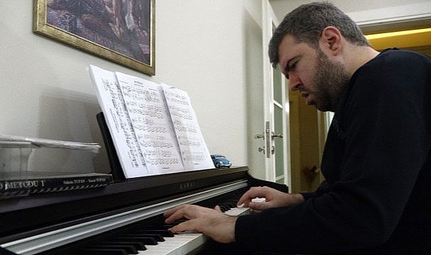 Samsun'da otizmli Bahadır Kavaklı kendi kendine piyano çalmayı öğrendi