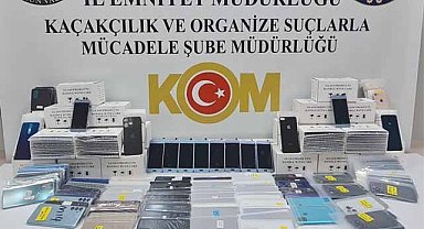 Samsun İlkadım'da yüzlerce gümrük kaçağı telefon parçası ele geçirildi