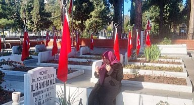 Samsunlu şehit İlhan Hamlı'nın annesi yeni yılın ilk gününde oğlunu yalnız bırakmadı