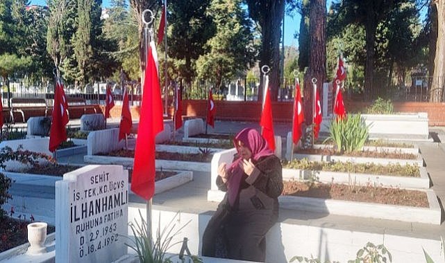 Samsunlu şehit İlhan Hamlı'nın annesi yeni yılın ilk gününde oğlunu yalnız bırakmadı