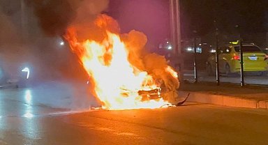 Seyir halindeki araba cayır cayır yandı