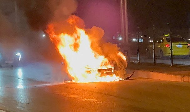 Seyir halindeki araba cayır cayır yandı