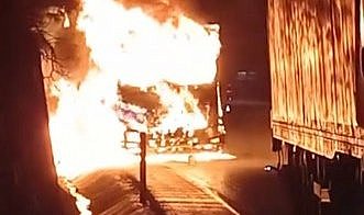 Seyir halindeki tır, alev topuna döndü