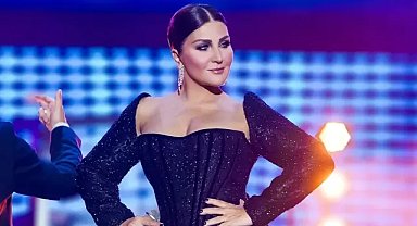 Sibel Can'dan tepki toplayan sahne kostümü: "Sütyeni içine giyecektin" 