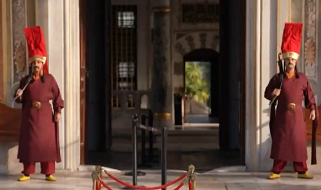 Topkapı Sarayı'nda Osmanlı ruhu: 'Silahtar' kıyafetli jandarma nöbette!