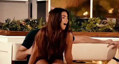 Türk yarışmacı ‘Aşk Adası’ programında partnerinin kucağına oturdu!