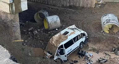 Tuzla’da servis minibüsü şarampole yuvarlandı: 3 ölü, 15 yaralı