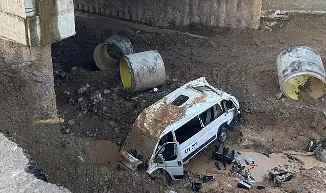 Tuzla’da servis minibüsü şarampole yuvarlandı: 3 ölü, 15 yaralı