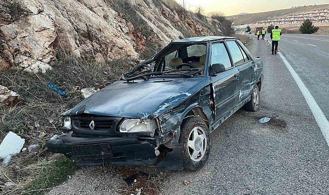 Virajı alamayan otomobil takla attı