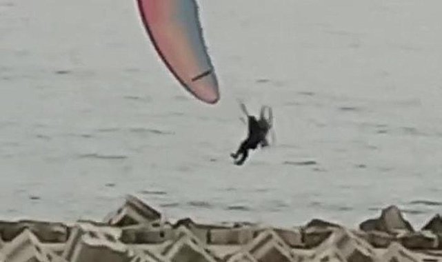 Yamaç paraşütçüsü dalgakıranların üzerine düştü