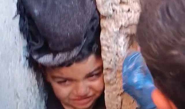 Yaramaz minik kafasını iki duvar arasına sıkıştırdı