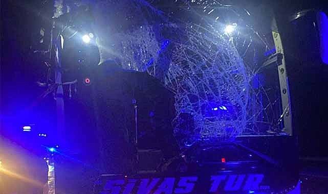 Yozgat'ta yolcu otobüsü ile tır çarpıştı! 1 ölü, 1 yaralı