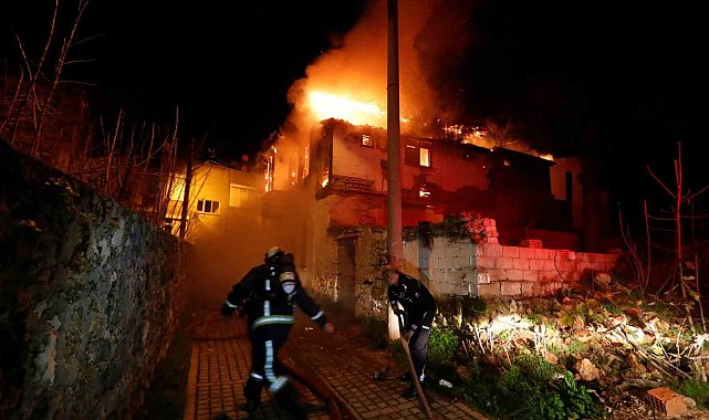 150 yıllık tarihi ev alev alev yandı! Mahalleli sokağa döküldü