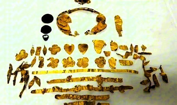 2 bin yıllık kral tacını satmaya çalışırken yakayı ele verdiler