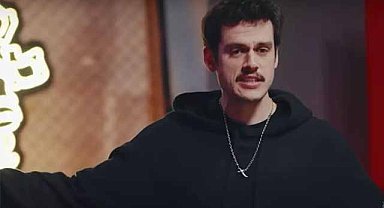 80 bin TL için alnına kalıcı olarak enayi dövmesi yaptırdı!