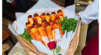 Adana'da 14 Şubat Sevgililer Günü hediyesi olarak kebap buketi verdi!