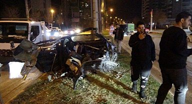 Ağaca çarpan otomobil ikiye bölündü! Sürücü yaralı kurtuldu