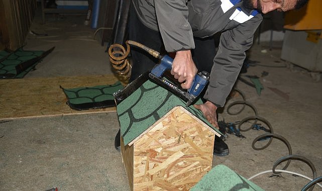 Atakum Belediyesi sokak hayvanlarına barınma evleri üretiyor