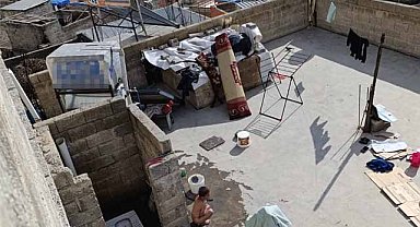 Baba ve üvey anne dehşet saçtı! Soğuk su döküp hortumla dövdüler