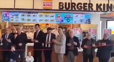 Boykot edilen Burger King’i Afyonkarahisar’da duayla açtılar: “Ellerimizi açtık yalvarıyoruz”