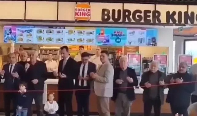 Boykot edilen Burger King’i Afyonkarahisar’da duayla açtılar: “Ellerimizi açtık yalvarıyoruz”