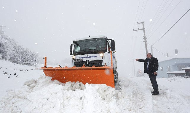 Canik'te karla mücadele sürüyor