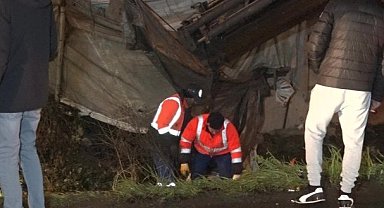 Çöp kamyonu dereye uçtu