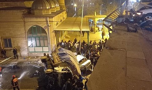 Dehşet anları! Freni boşalan kamyon önüne kattığı araçlarla köprüden uçtu! Ölü ve yaralılar var