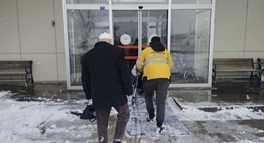 Diyaliz hastası yaşlı kadın kar engelini Samsun Büyükşehir Belediyesi ekipleriyle aştı