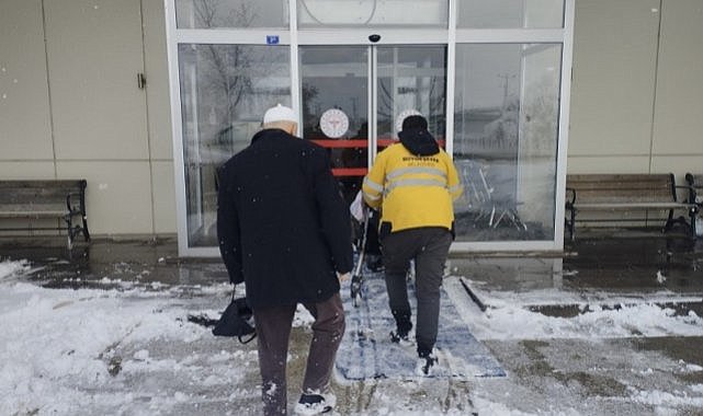 Diyaliz hastası yaşlı kadın kar engelini Samsun Büyükşehir Belediyesi ekipleriyle aştı