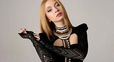 Ece Seçkin’den karlı havada yorganla cesur bacak şov