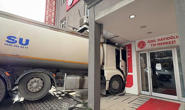 Facianın eşiğinden dönüldü! Freni boşalan su tankeri binaya daldı
