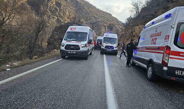 Feci kaza: Otomobil kayaya çarptı 1, ölü 5 yaralı