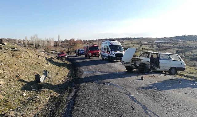 İki otomobil çarpıştı: 1'i ağır 5 yaralı