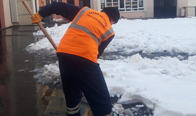 İlkadım Belediyesi okul bahçelerinde kar ve buz temizliği yaptı