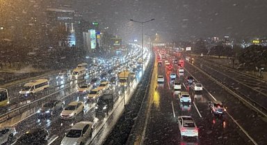 İstanbul trafiği kar yağışıyla felç oldu