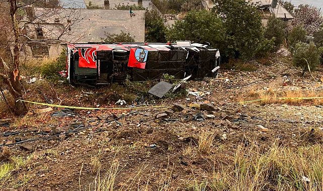 Kaza sonrası elektrik hattı onarımını yapan işçi, akıma kapıldı