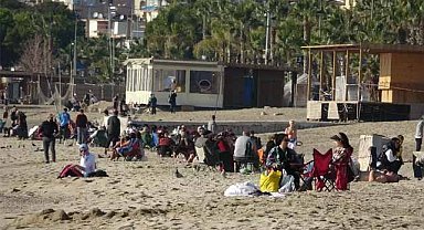 Kışın ortasında plaja koştular