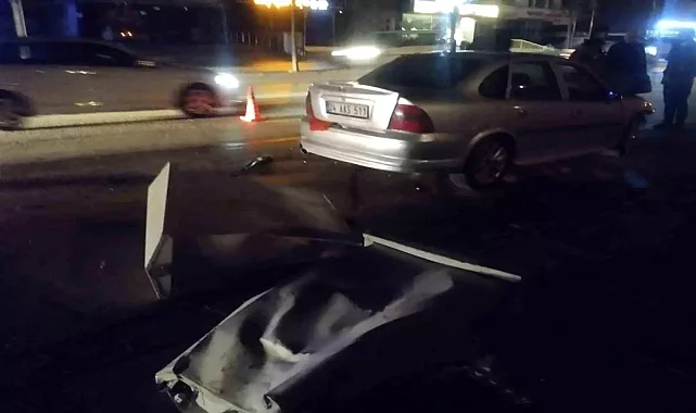 Kontrolden çıkan otomobil elektrik panosuna çarptı: 2 yaralı
