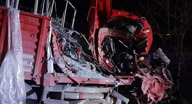 Konya'da cam yüklü kamyon askeri araca çarptı: 1 yaralı