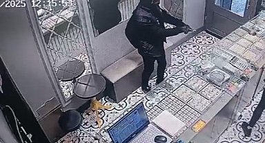 Kuyumcu soymaya kalktı! Telaşlandı soygunu eline yüzüne bulaştırdı