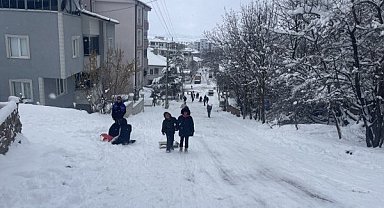 Ladik'te çocukların kar keyfi